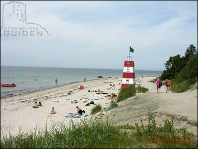 Den lange, gode strand nord for Rønne er meget populær blandt alle former for strandgæster